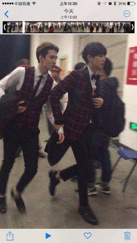septemberbebe_'s tweet photo. วันนี้พี่ชานพาน้องฮุนเดินหลบแฟนๆ พี่แบคเห็นน้องไคเจ็บขาเลยเอาตัวเองบังแฟนๆให้จนบังเอิญโดนดอกไม้ปาใส่หน้า พี่ๆเก่งมาก http://t.co/aAspEB1HTg