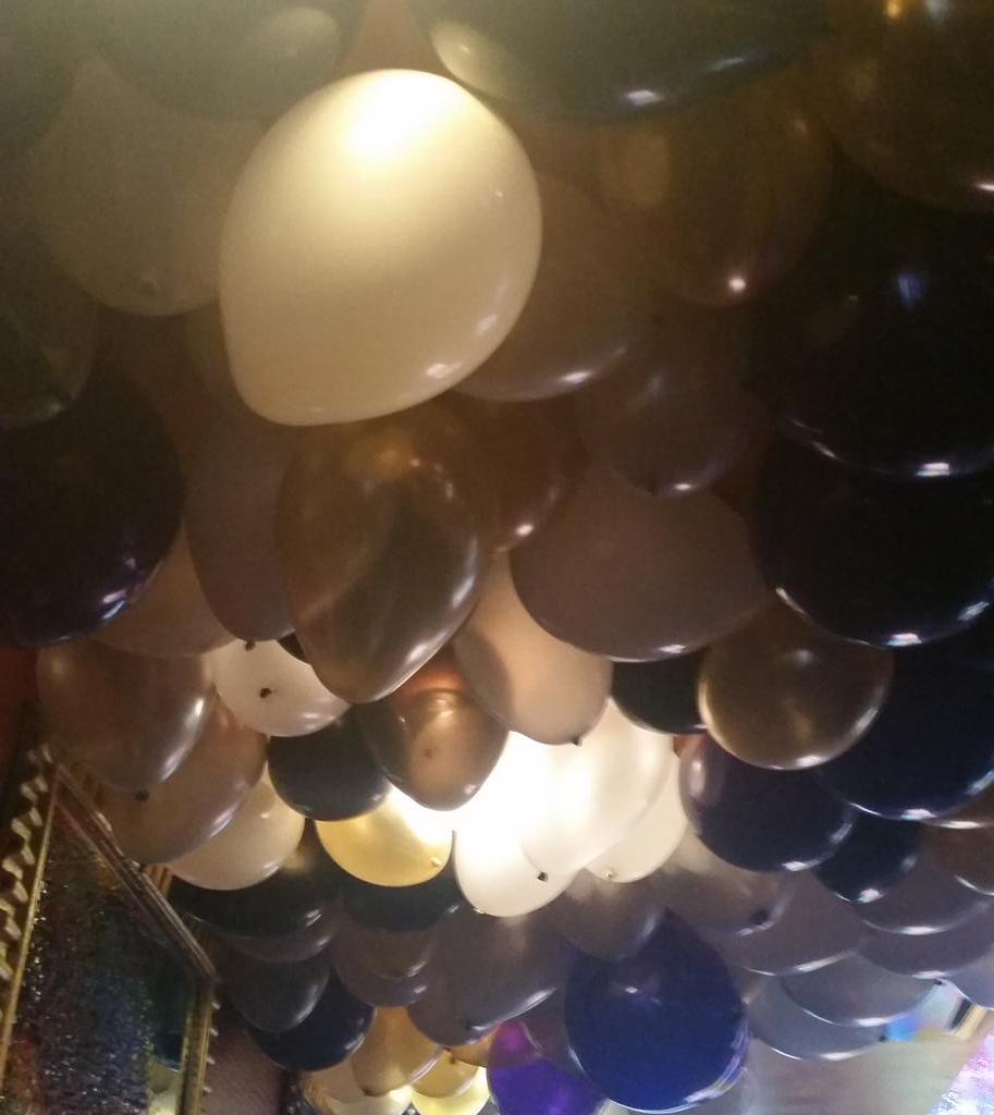 PeeplesHouston's tweet photo. Getting ready for tonight. #nevertoomanyballoons http://t.co/GC1HQrldGM