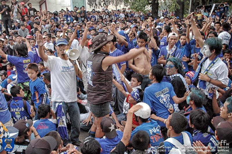 officialvpc's tweet photo. Agustus. Selamat jalan Sang Panglima. HarapanMu sekarang tercapai, #PersibJuara Mang Ayi! We miss you ;( http://t.co/jYFYtTr8mv