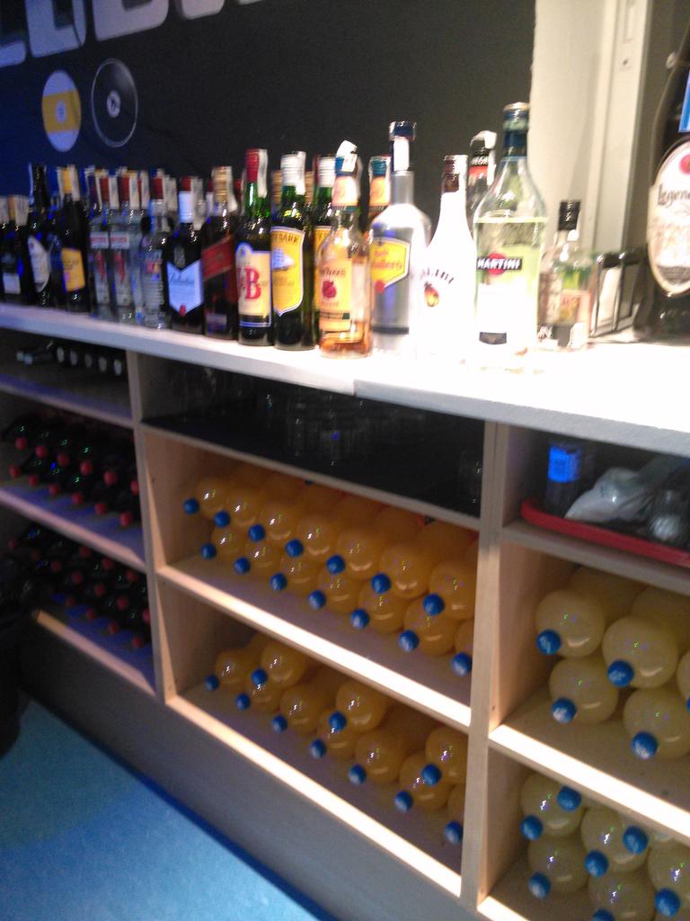 kumy_90's tweet photo. Que poquito queda... Que poquitoo!! #Dambhuda OS esperamos esta noche con el mejor ambiente para empezar el 2015 http://t.co/pSoESQqIm6