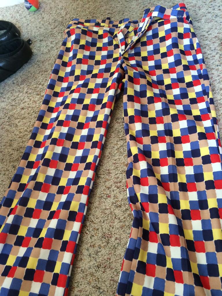 ErikaYoney's tweet photo. @jadelawrence89 these are the pants @b_y48 was wearing 15 years ago when he was looking for older women #NewYearsEve http://t.co/zpUivHnsJI