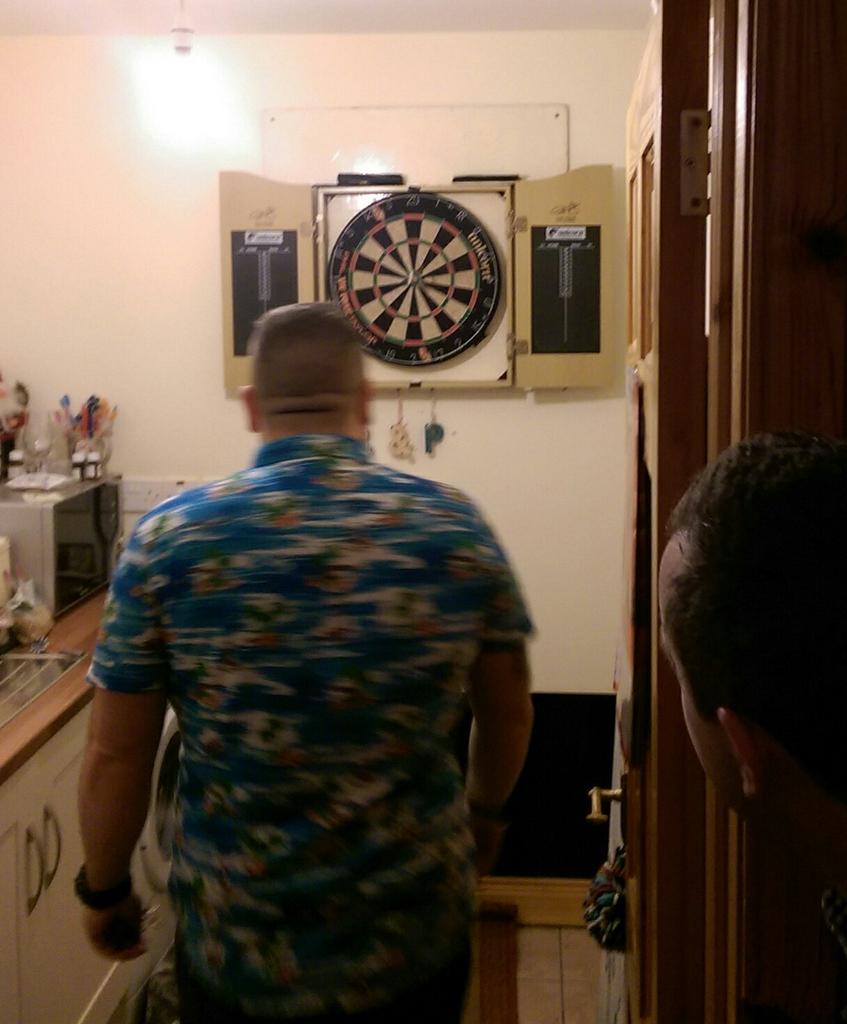 iceman_101's tweet image. So it begins, Lennys winter classic, lendog verus n #LWC2014 #letsplaydarts @SkySportsDarts