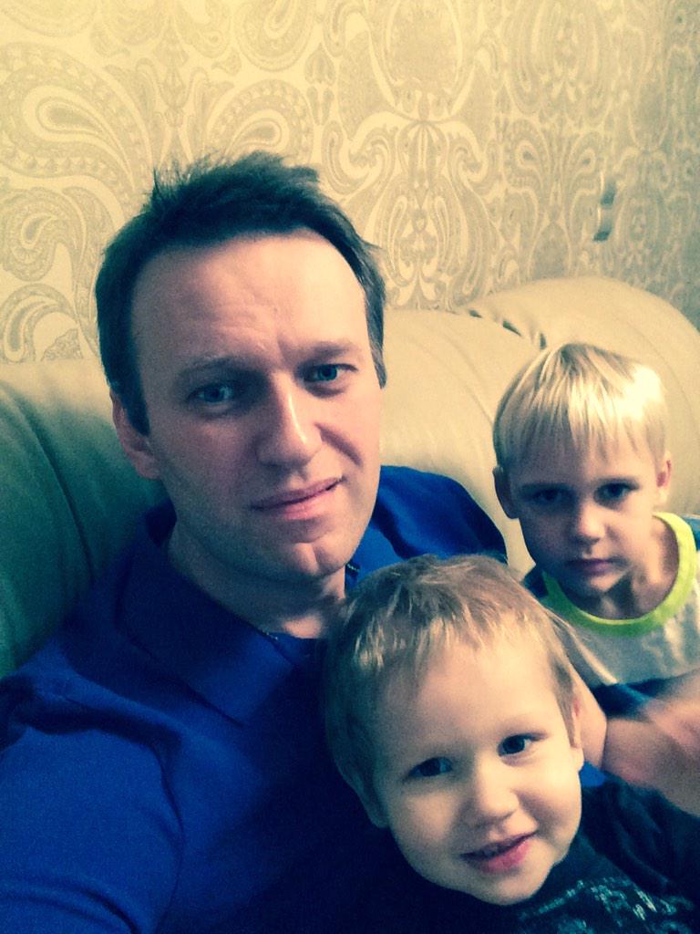 navalny's tweet image. Тусуюсь с Захаром Алексеевичем и Степаном Олеговичем. Новогодний огонек смотреть не хотят и требуют айпад.