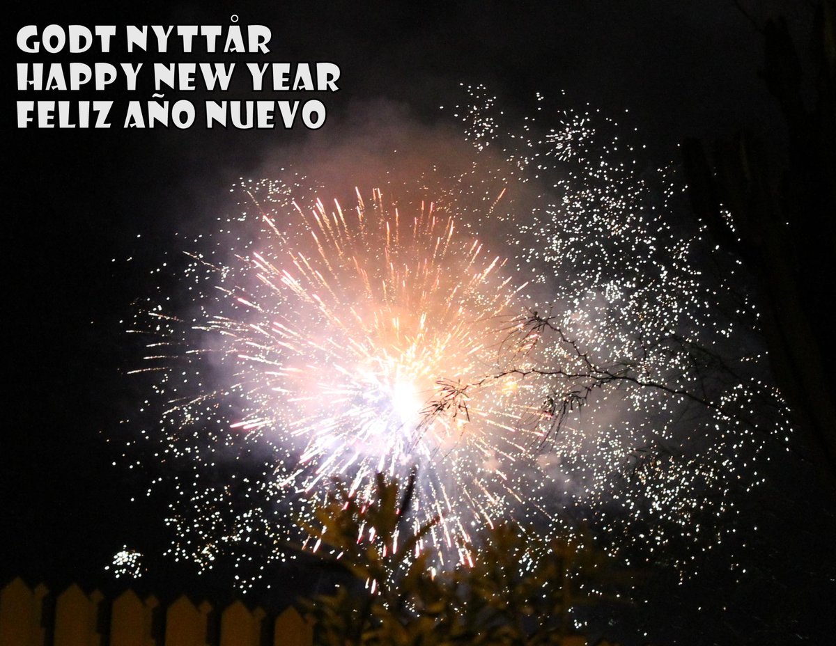 EliseBraa's tweet photo. Happy new year everybody! #newyear #NewYearsEve #FelizAnoNuevo #FelizAno2015  #GodtNyttAAr #Godtnyttår #evening http://t.co/vSHKmOwaFc