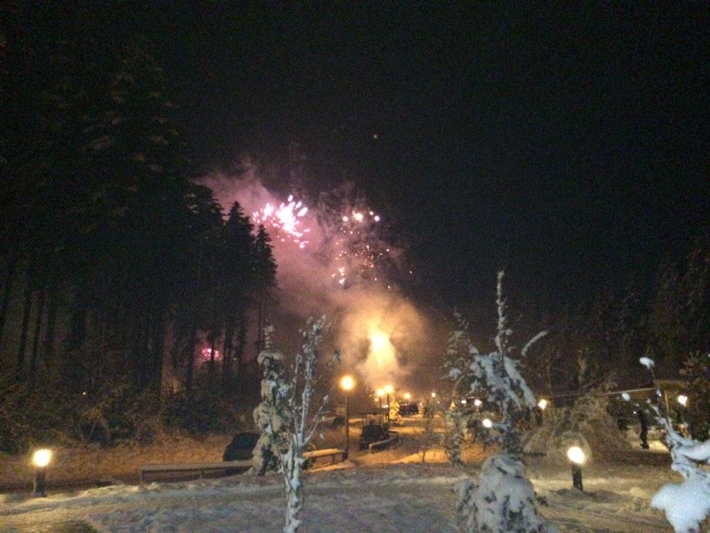 Vive 2015. quel  spectacle le feu d artifice sous la neige!! <a href="/CP_troisforets/">CP</a> @StephaneHert @vacances@centerparcs