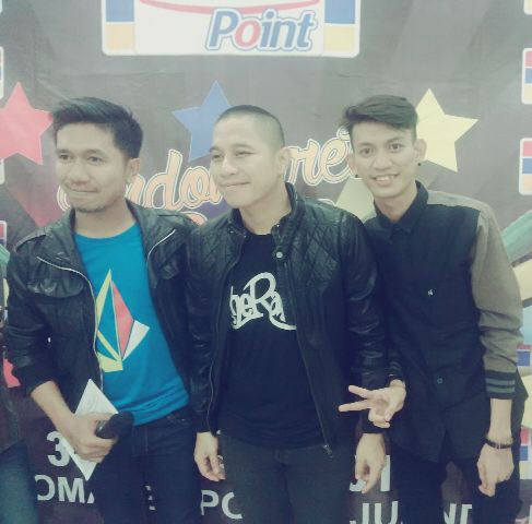 _GreenCanyon_'s tweet photo. Guitarist kita foto bareng with vokalis @TheRainBand &amp; #Reza MC at Indomaret Point juanda  cc @AnthonyGC_  #Backstage http://t.co/2VRg3g2Qnw