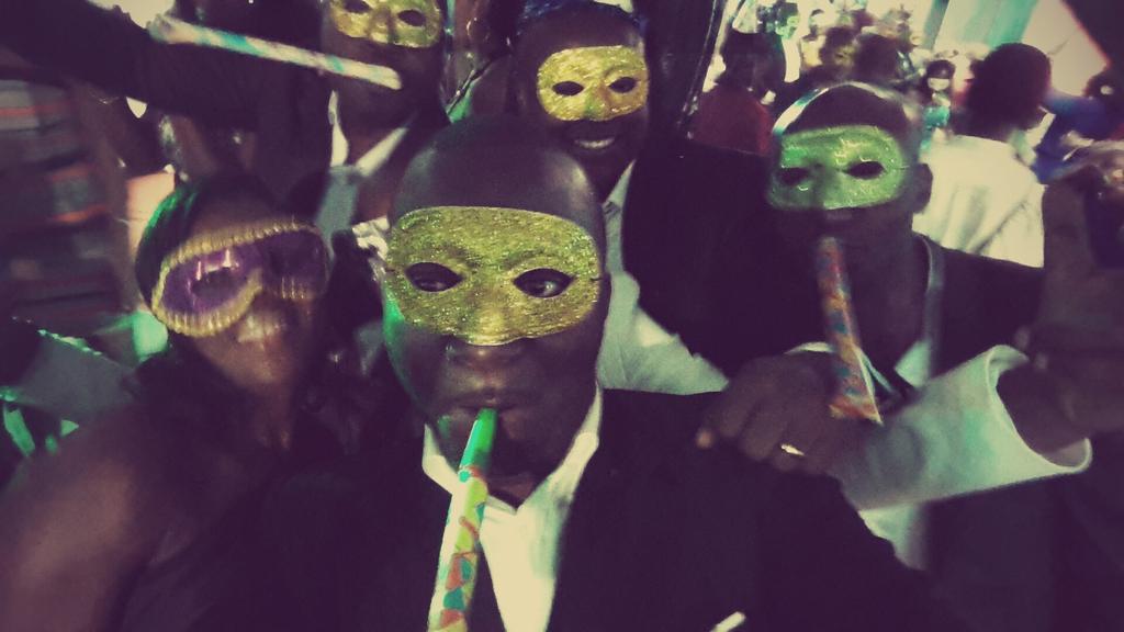 007dd4866fc4464's tweet photo. HNY #salutlescopains http://t.co/xWmvk9mgBK
