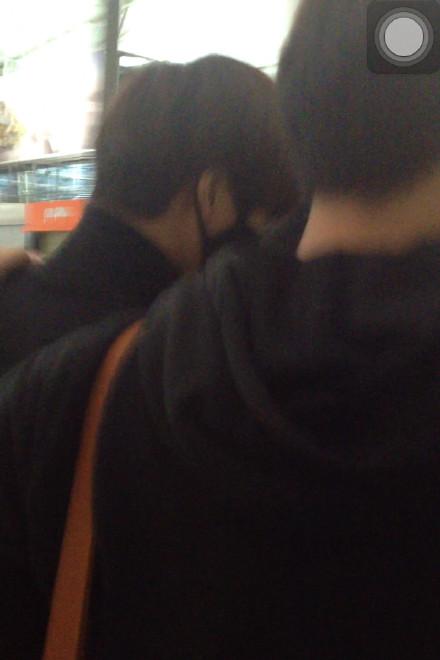 chanstar_92's tweet photo. !! 150101 แฟนๆบอกว่าจงอินบาดเจ็บที่ขา สตาฟ/เมเนเจอร์ช่วยพยุงเขา แล้วจงอินก็ดูเหนื่อยด้วย

;金钟仁的庆花姑娘,ibaekrauhls http://t.co/gkXtgHAZUn