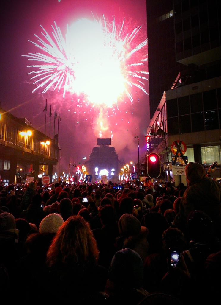 linsheivers's tweet photo. Gelukkig nieuwjaar, tweeps! #nye #brussels #bru2015 http://t.co/rkvFPiamoK