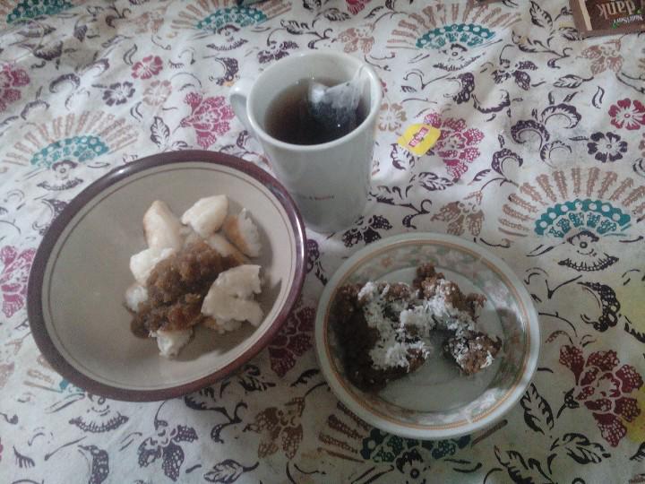 edasind's tweet photo. Resolusi 2015 makan apem+gula aren, tiwul dan teh  pahit..Merdesa ! @aboerchakra   @FrizzyThea @sutardjo1 @undpw http://t.co/LXByseMK3T