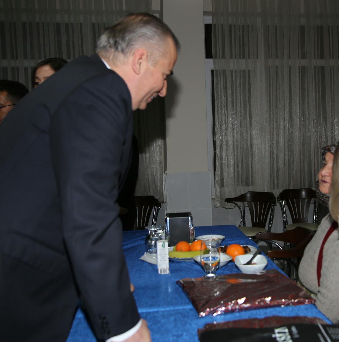 DenizliBSB's tweet photo. 2015 yılının ilk dakikalarında Sayın Bakanımız @ZeybekciNihat ile birlikte Huzurevindeki büyüklerimizle biraradaydık http://t.co/BGiTMoviE0"