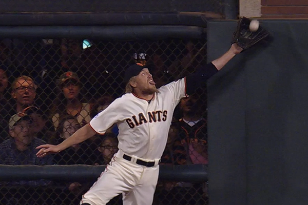 SFGigantes's tweet photo. Por significado y espectacularidad, la jugada de @HunterPence fue una de las mejores de un jardinero de GL en 2014. http://t.co/ojaQZdegE6