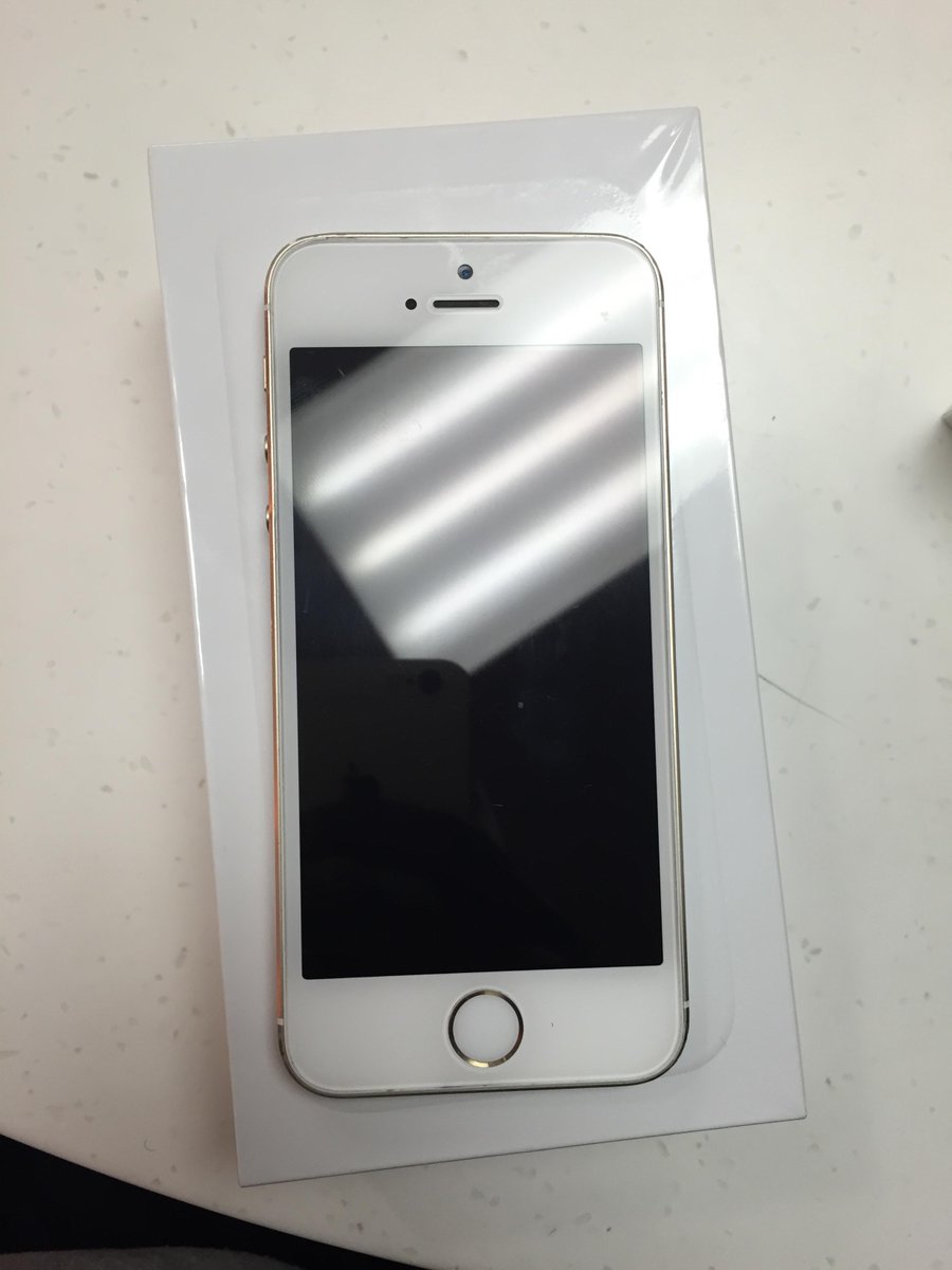 LaDaddy__'s tweet photo. iPhone 5s Gold for sell http://t.co/2wPSm5gEXv