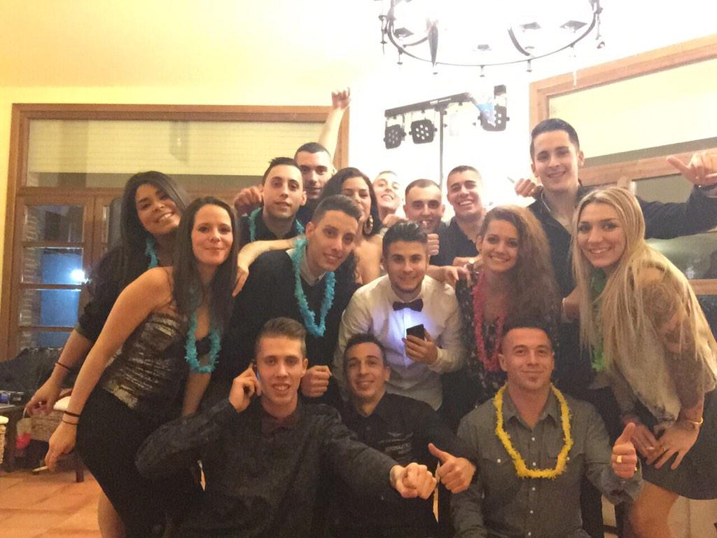 VPastoRe1's tweet photo. feliz año a todos La noche magica empieza y a saber cuando acabamos.morimos d amor tdos siempre @AinaaLm @paula_GH15 http://t.co/yCG7ZxEHJZ