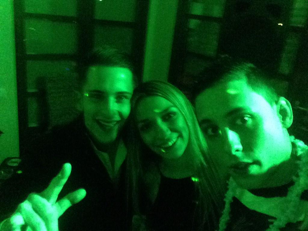 VPastoRe1's tweet photo. feliz año a todos La noche magica empieza y a saber cuando acabamos.morimos d amor tdos siempre @AinaaLm @paula_GH15 http://t.co/yCG7ZxEHJZ