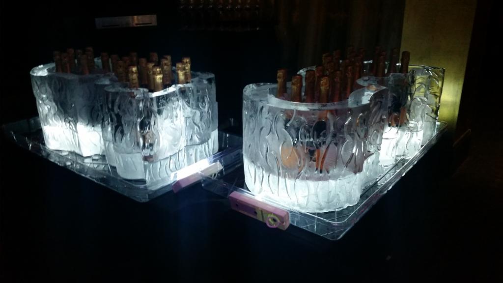 PeeplesHouston's tweet photo. Put it on ice.  #NYE2015 http://t.co/QQFNSoceuZ