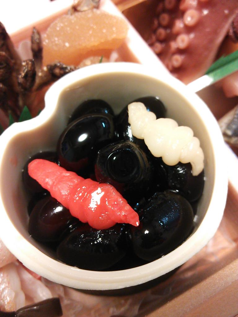 夜刀 ココデオワルハズガナイノニ お雑煮とおせちと刺身食べたー あとチョロギだけ買ってきてくれてた チョロギうまし なだ万のおせちに白いチョロギ入ってた 白いチョロギ初めて見た 味は塩酢だた Http T Co 7rkyrd8ylm Twitter