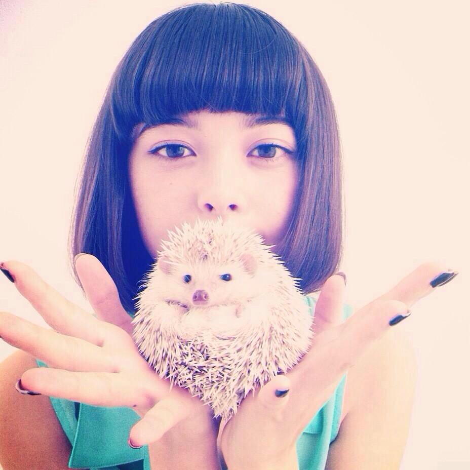 _tama_piyo__'s tweet photo. ✞
どうも玉城です。
どっかの島崎の出戻りだよ。
わかるかな〜。なんちゃって。
そうです。出戻りしたから
おともだちいないのだよ。
そこの君、ぐるぐるぼたんポチっと
押していこうか。

#RTしたnrさんbotさんフォローする http://t.co/XXwm6hBfxC