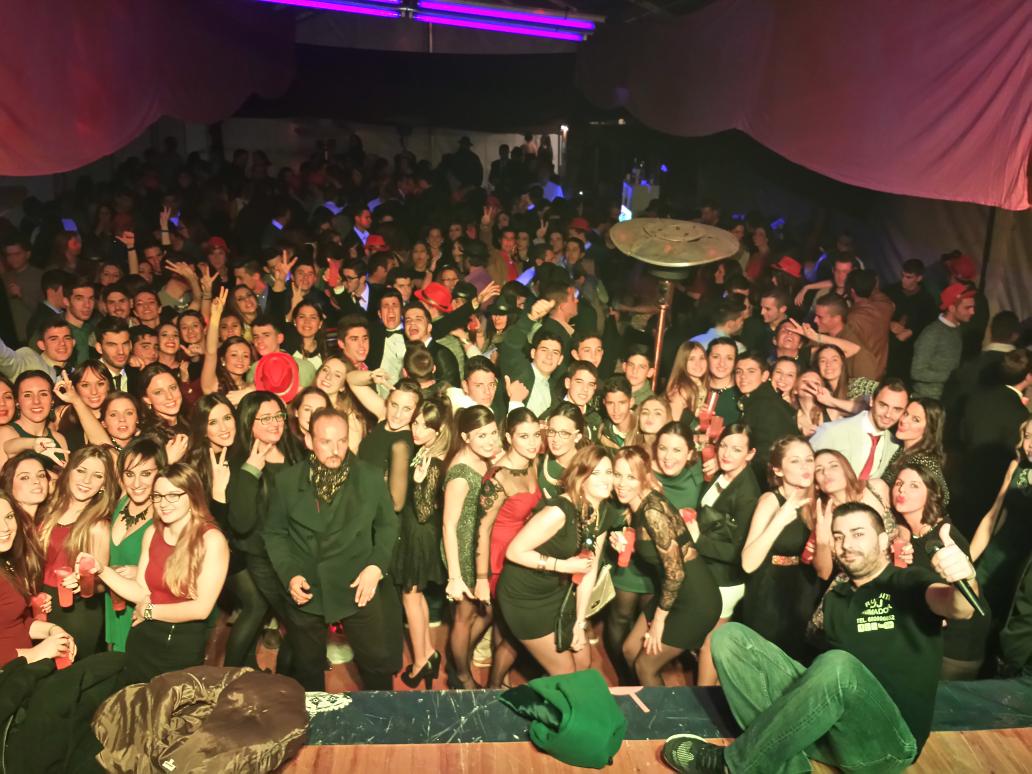 rumbitashowman's tweet photo. AQUI SEGUIMOS DANDO GUERRA EN ESTOS MOMENTOS RECIBIENDO EL NUEVO AÑO 2015 CON MUCHA MARCHA EN "SANTA OLALLA DEL CALA" http://t.co/2jfaUolImb