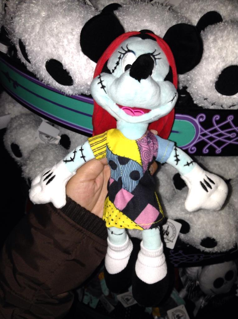 mickeynet010's tweet photo. ナイトメア•サリーのミニーちゃんバージョンのお人形😊 ATディズニーランド #MNDLR http://t.co/DOnJ9RTGvn