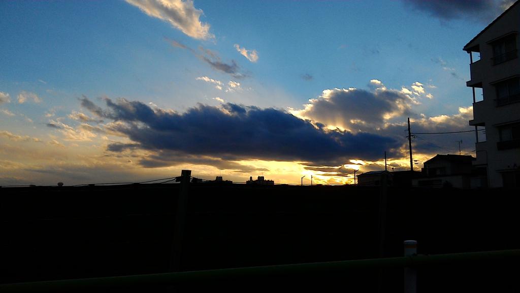 ParadisEight's tweet photo. きれいな空見ると落ちつく。

そんでな、思うねん

俺達成長してんねんなって。

毎日違う形の雲や空の色が見れる。
空って面白いんやで？笑

よければ、皆も空見てな。
撮った写真見せてください笑←

少し真面目な錦戸でした http://t.co/YEq3VH6wPr