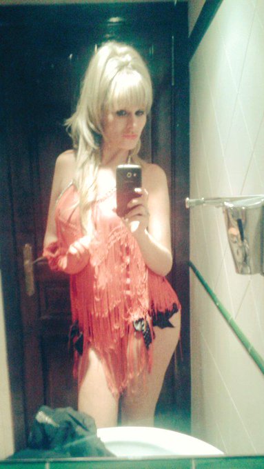 En La Galer&iacute;a de Avil&eacute;s empezando el a&ntilde;o bailando#2015#gog&oacute;#marylindawson#amomitrabajo# http://t.co/