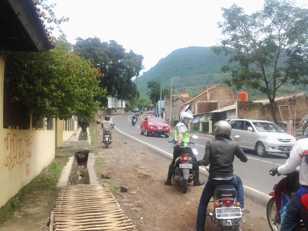 RT <a href="/yudhi_suwandono/">yudhi suwandono</a>: kadungora-leles-garut padat, saat ini sedang one way ke arah garut