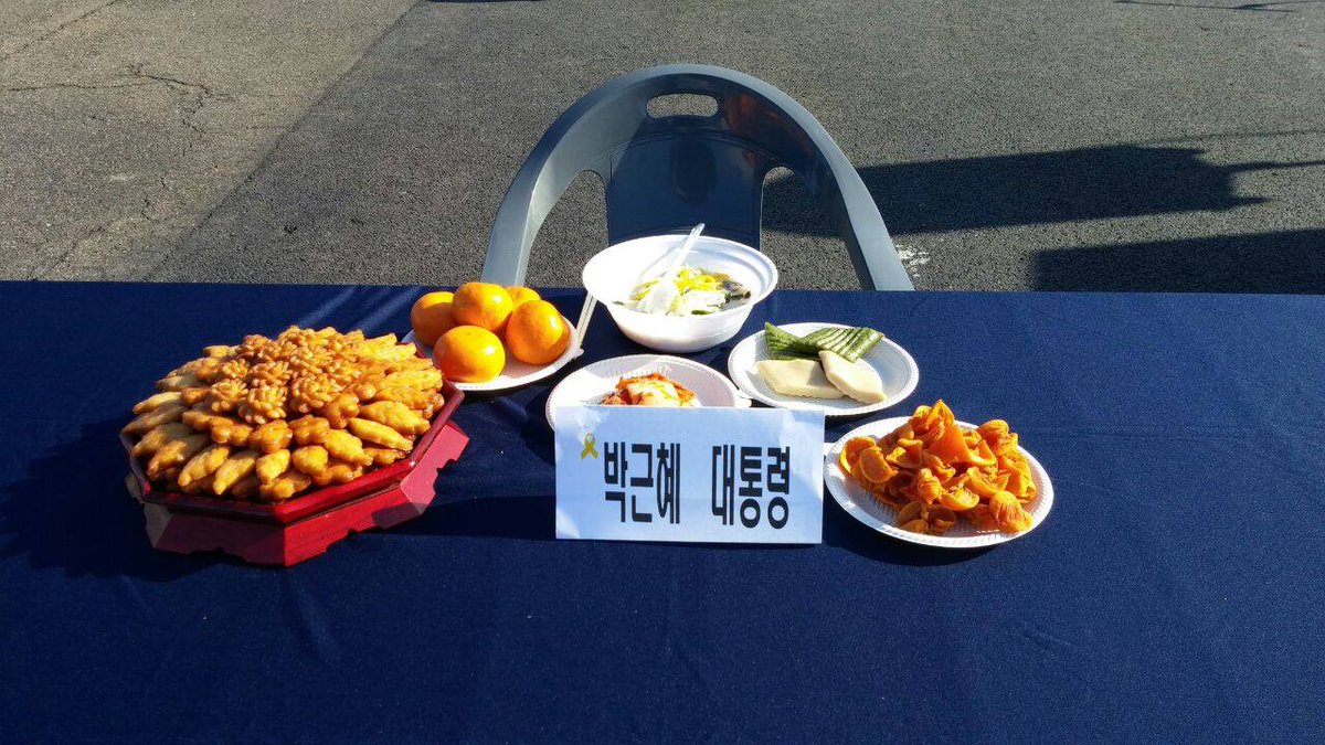 sinbi2010's tweet photo. 박근혜 대통령 세월호 유가족 화해골든 타임 놓쳐...
2015년1월1일 안산 세월호 엄마들의 따뜻한 밥상 '떡국 나누기 행사'에 공식으로 초청을 했는데 오지 않아 세월호 희생자들과의 화해 골든타임을 놓쳤다 http://t.co/XHG9jEBY6U