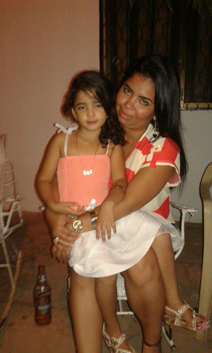 zayoha25's tweet photo. Esperando un nuevo año al lado de #MiAmorReal ♡♡♡♡ http://t.co/PkkTcU4fNI