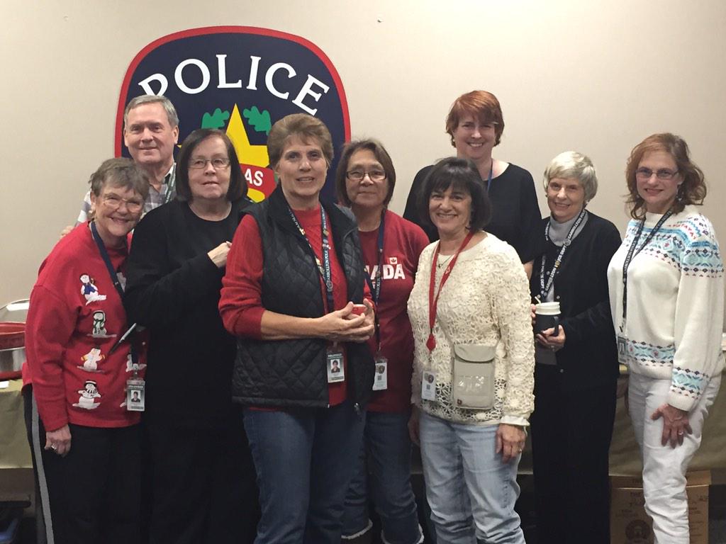 CarrolltonTXPD's tweet image. Our citizens police academy volunteers are also hard at work tonight feeding our officers. You guys are awesome!