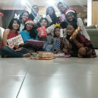 FBrigitania's tweet photo. Tukar kado natal "happy" http://t.co/yEMJc6hn7H