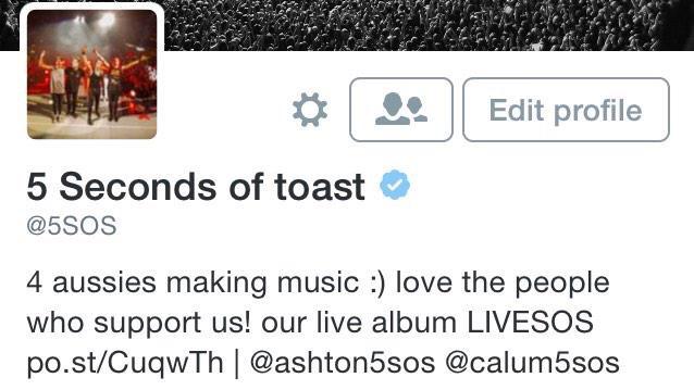 5sossupdates's tweet photo. Alguien por favor regresele la bateria a ashton porque esta mas aburrido que toda la poblacion junta. π #5SOZ http://t.co/Ne2iZyvNaU