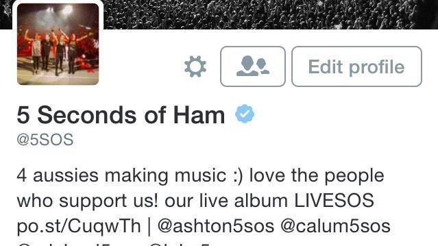 5sossupdates's tweet photo. Alguien por favor regresele la bateria a ashton porque esta mas aburrido que toda la poblacion junta. π #5SOZ http://t.co/Ne2iZyvNaU