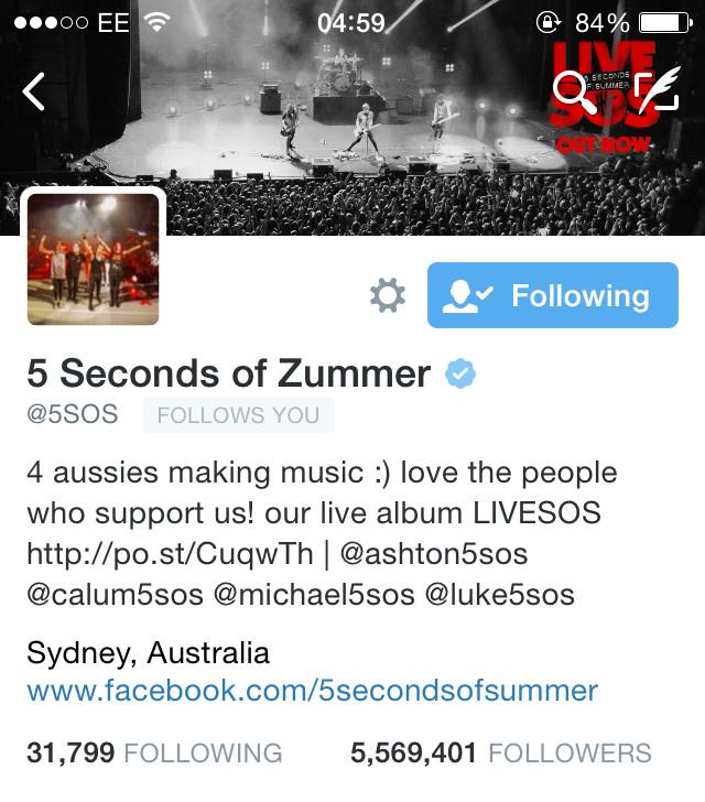5sossupdates's tweet photo. Alguien por favor regresele la bateria a ashton porque esta mas aburrido que toda la poblacion junta. π #5SOZ http://t.co/Ne2iZyvNaU