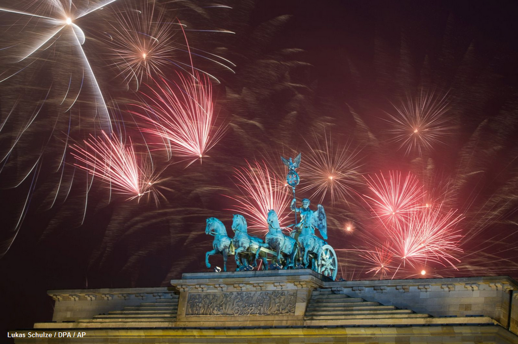 ABC's tweet photo. The world welcomes 2015 - PHOTOS: http://t.co/LZsWuxwUlR http://t.co/yaVyjPoWnf