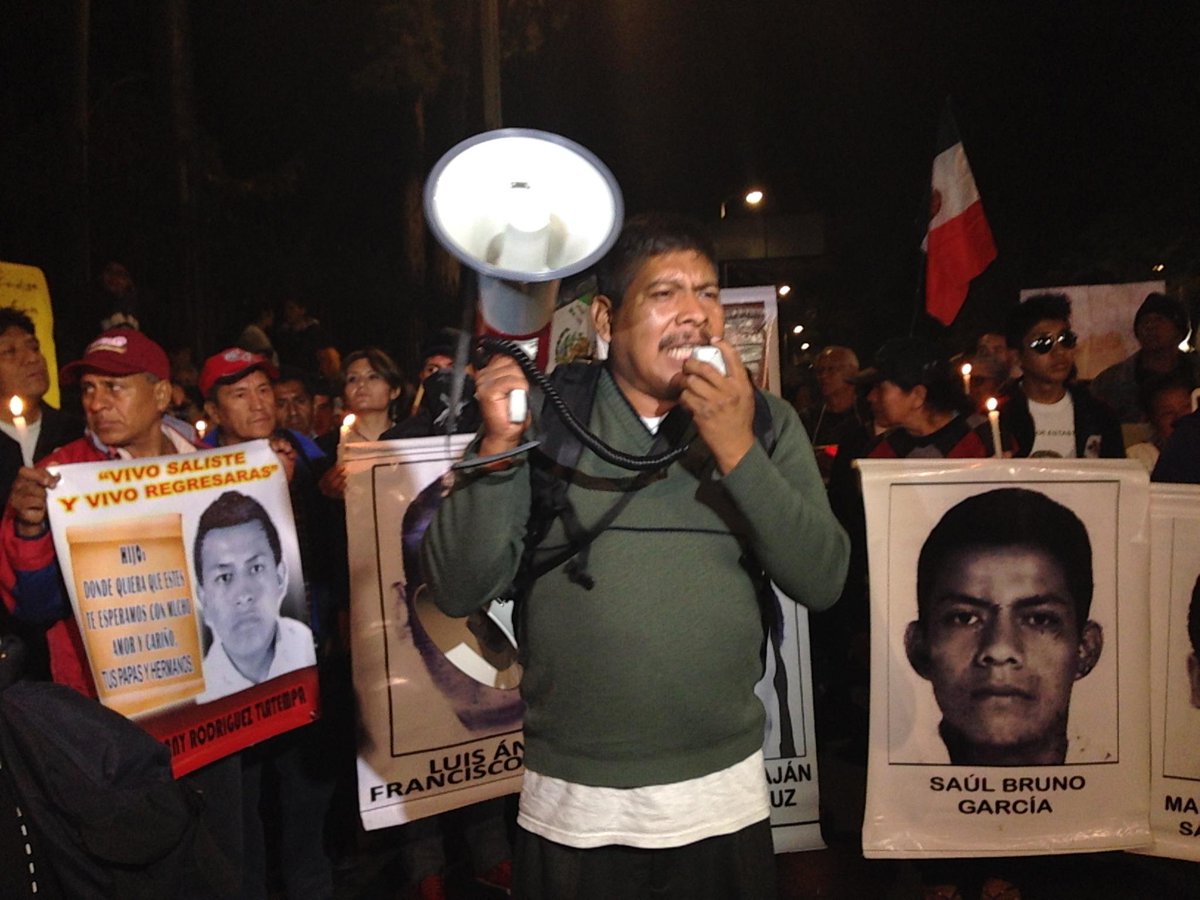 MVSNoticias's tweet photo. Reclaman padres aparición de #normalistas ante el 'cuerpo represivo' del gobierno #31DMx AUDIO http://t.co/Hj0OinAEC7 http://t.co/PjMdDrKgGx