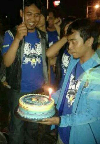 ICI_Bekasi's tweet photo. Buon compleanno ronny aka cemonk loyalis @UltrasHoam @_SUB12 panjang umur selalu cc @beknord @BXSalcoolica http://t.co/I9OyHUhdKw