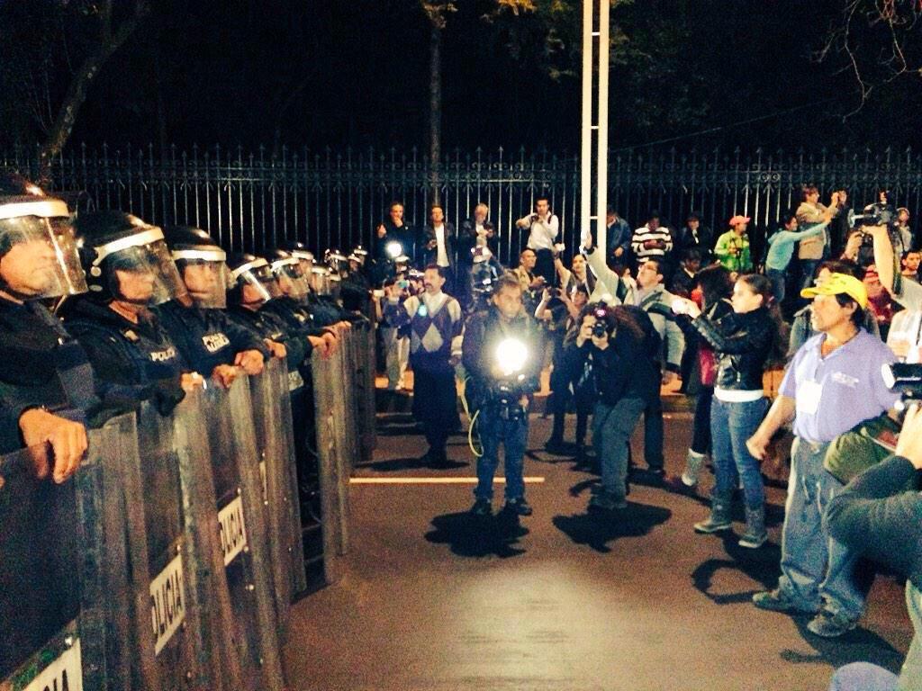 ivanislas's tweet photo. La verdad qué ridículo el operativo de las policía frente a los padres de #Ayotzinapa #YaMeCanse16 #Mexico #31DMx http://t.co/W56eRfDxEp