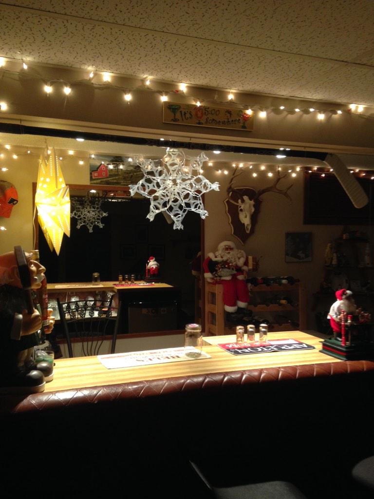 BigDaddyMelvin1's tweet photo. To my friends and family near and far... Happy New Year from Melvin's Bar!!! http://t.co/64Zlmi89ZP