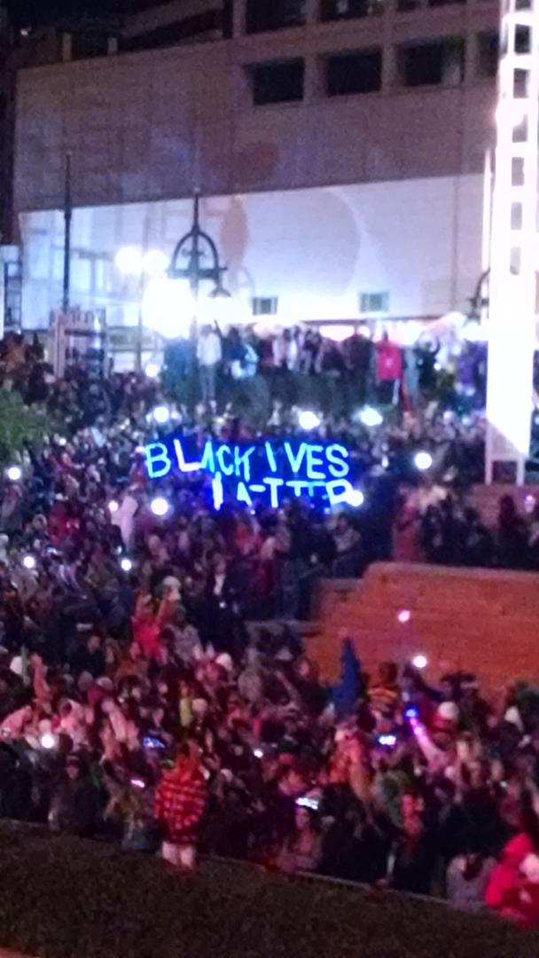 WilllSmithhh's tweet photo. “@SimsCBS46: A message is sent as the clock strikes midnight at #PeachDrop2015 . #BlackLivesMatter @cbs46 http://t.co/YUv5Czy5qX” 🙌🙏