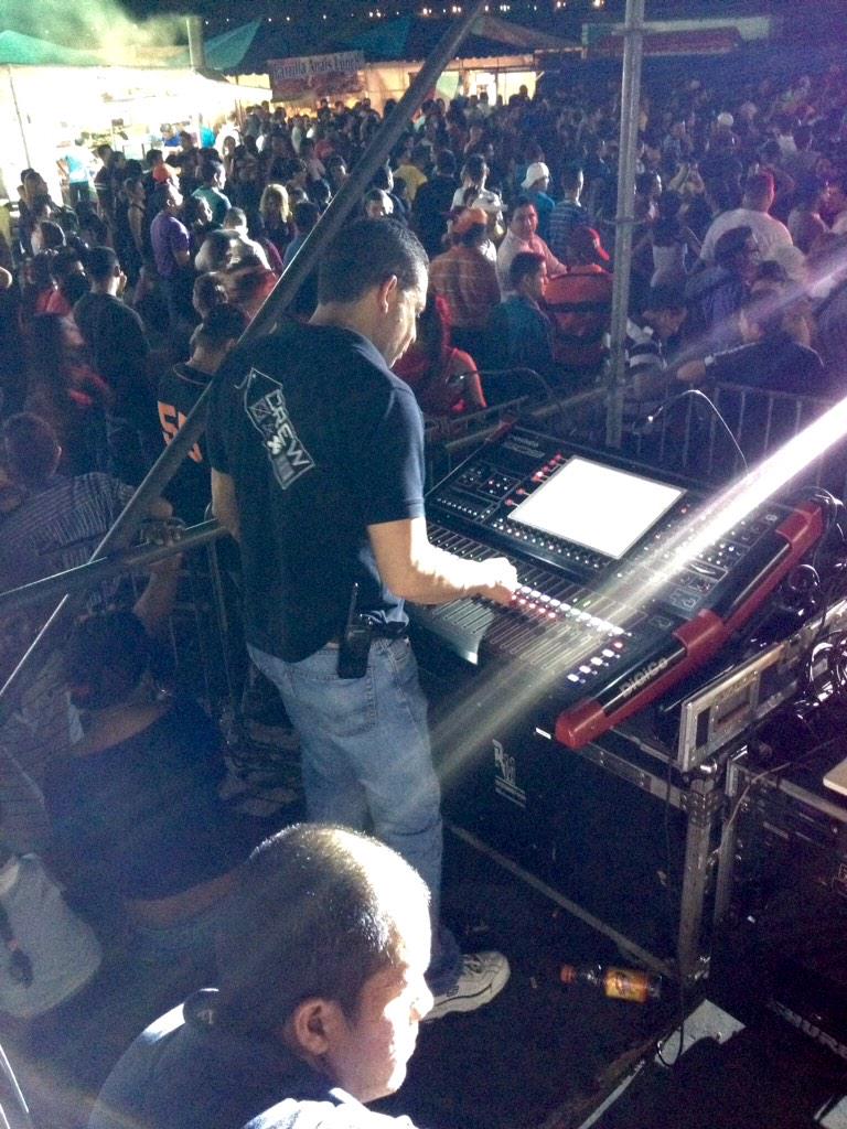 dannyjavila's tweet photo. Es inevitable escuchar a @OficialGuaco y no recordar a Hermes Carreño. Siempre será parte del sonido de la banda. http://t.co/eGv9oKNNGU