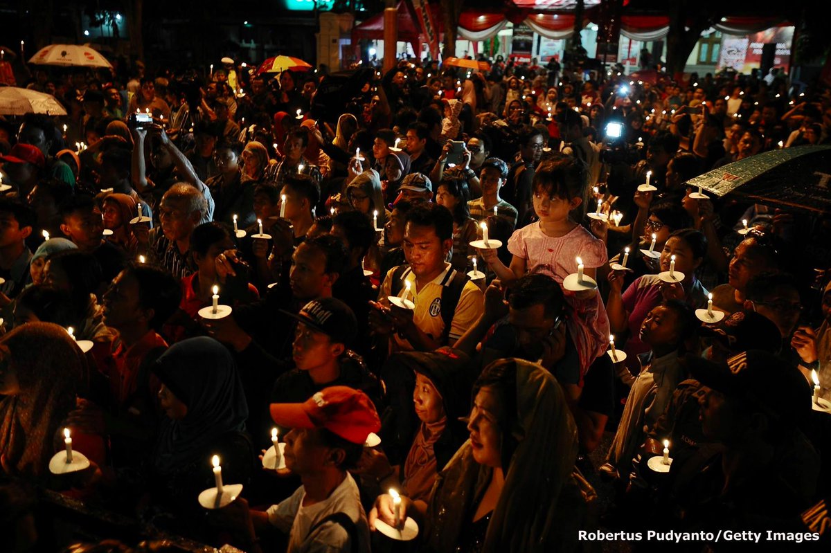 BBCIndonesia's tweet photo. Doa untuk korban #AirAsia8501 di Surabaya menjelang tahun baru. http://t.co/z5GelU3U0z http://t.co/rDMm2ygtaT