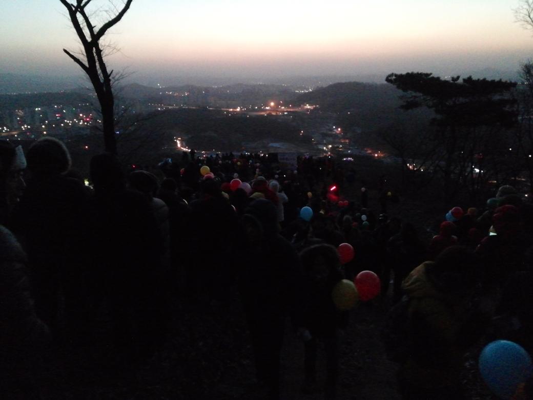 트위터에 오신 여러분!
2015 을미년 새해 복 많이 받으시고
가정에 건강과 행운이 항상 가득하시길 바라며 올 한해에도 하시고자 하는 일 모두 성취되길
기원드립니다.