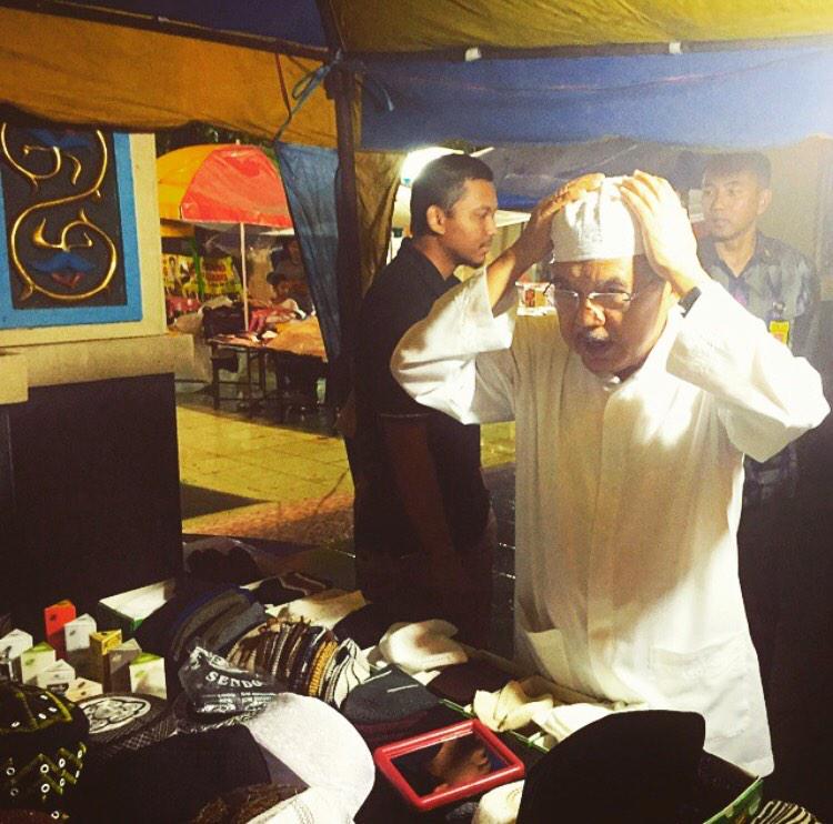 Josss "<a href="/Pak_JK/">Jusuf Kalla</a>: Beli Peci baru di Tahun Baru, di pelataran Masjid Sunda Kelapa "