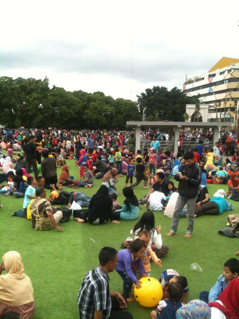 Jogja pengen juga euy "@BDGcleanaction: Alun alun Bandung saat ini. Ayo tertib sampahnya yuuk. "