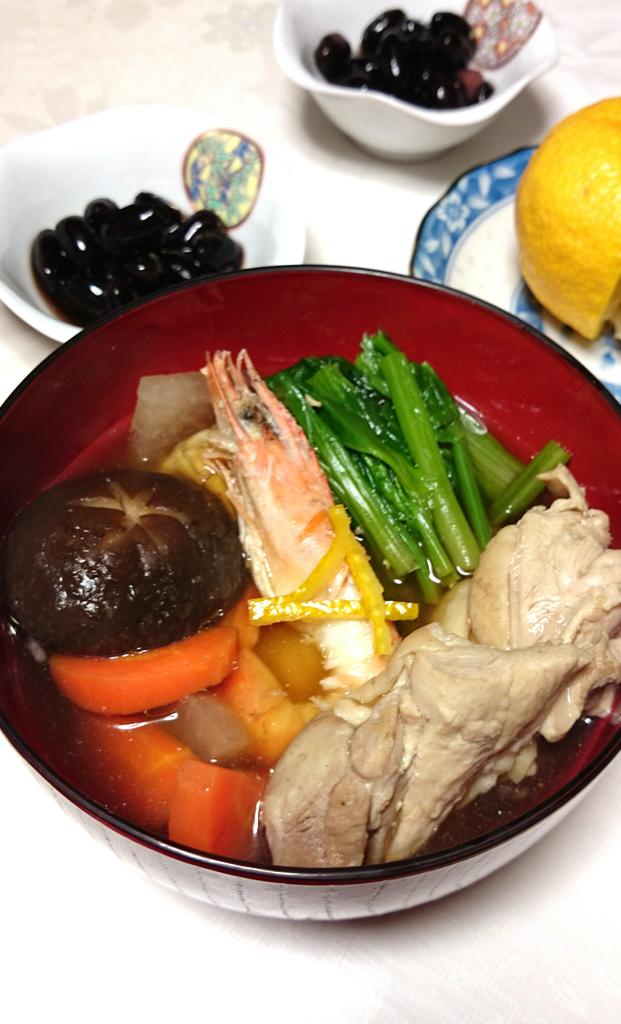 catinside's tweet photo. @paris_gorgeous あけおめー。雰囲気だけでもお届けするわ。kzy昆布でダシとりました。 http://t.co/os8RXaAElb