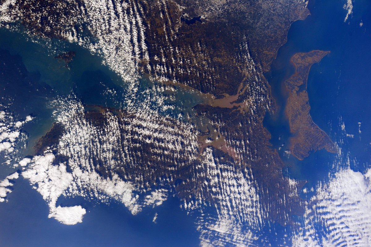 AstroSamantha's tweet photo. (IT) Ciao #Canada! Questa è la Nuova Scozia e l'Isola del Principe Edoardo dallo spazio. http://t.co/ILvf6M9jtW