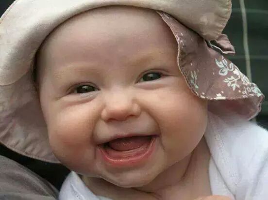 Кто то миру улыбнется. Кто то миру улыбнется. Улыбка ребенка. Ромашка и малыш. Кто то миру улыбнется.