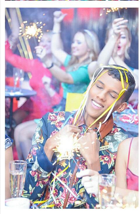 YRyyulia's tweet photo. Stromae, Saint-Sylvestre http://t.co/SrDKsnO9kW