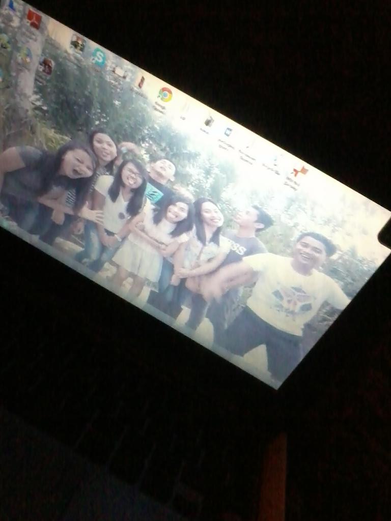azhelmorales's tweet photo. Wallpaper of my Loppy ! :) @nicolelily26 @jnino314 #syril #ayen #breechele #rex #welson . http://t.co/eINdVmfR6S